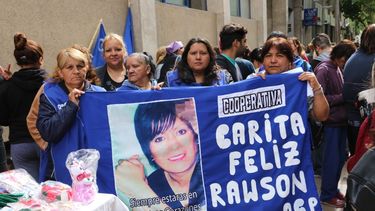 Manifestación de mujeres sanjuaninas en el microcentro con olla popular
