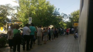 Largas colas en los cajeros del centro