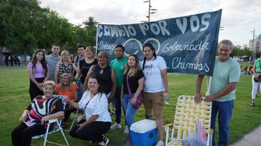 Reposeras y carteles en la previa al acto del Teatro del Bicentenario