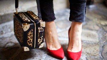 ¿Cómo combinar la cartera con los zapatos?