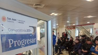 Con gran convocatoria se realiza el operativo de inscripción presencial a las Becas Progresar organizado por el Ministerio de Educación de la provincia.