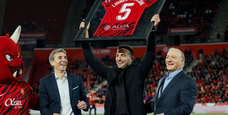 Lionel Scaloni fue homenajeado por Deportivo La Coruña