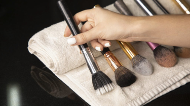Paso a paso para limpiar las brochas de maquillaje de manera efectiva y evitar la acumulación de bacterias