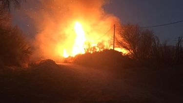 Un incendio frente a una escuela dejó toda una zona de Jáchal sin luz