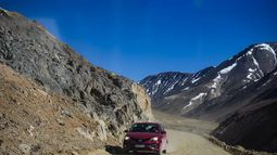 El Paso de Agua Negra: los sanjuaninos que viajen a Chile deben tener en cuenta que se encarecieron las compras por la baja del dólar en el país vecino. El Paso de Agua Negra: los sanjuaninos que viajen a Chile deben tener en cuenta que se encarecieron las compras por la baja del dólar en el país vecino.