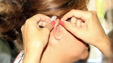 Sanjuaninos de 11 departamentos recibirán audífonos tramitados ante el Estado