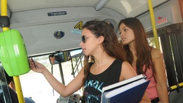 Adiós al boleto de papel: las becas escolares ahora, en la tarjeta SUBE