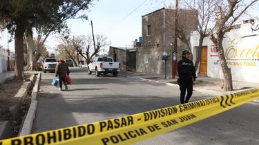 Personal policial cuando trabajó en la casa de Naira Castillo en el barrio San Luis en Rawson.