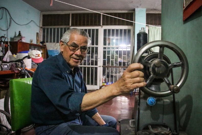 De zapatero. Huguito todavía repara zapatos en su taller, en Rawson.