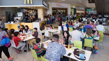 Primavera en Espacio San Juan: el patio de comidas repleto