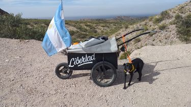 La historia del neuquino que viaja a pie con su perra: está en San Juan y sueña con llegar a Alaska