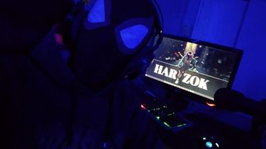 Mundo streaming en San Juan: el detrás de escena del streamer enmascarado