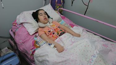 Carlita, la niña electrodependiente que tiene custodia policial para que no le corten la luz