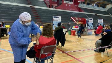 Pura felicidad: qué dijeron al poder vacunarse tres mayores de 50 sin comorbilidades