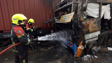 Tragedia en Bangkok: un accidente múltiple entre un tren y un micro dejó al menos ocho muertos