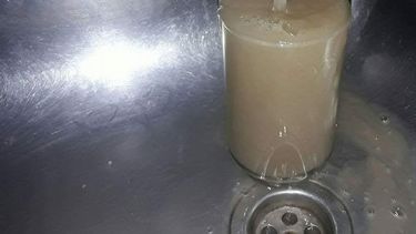 Asquerosa: así salió el agua en los hogares de Las Flores