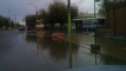 Caucete vivió una noche de viento y lluvia que complicó las calles