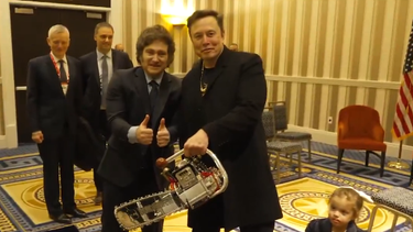 Javier Milei se encontró con Elon Musk y le regaló una motosierra