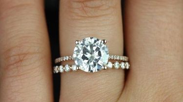 Busca por Face a la dueña de un anillo de compromiso que encontró en un gremio