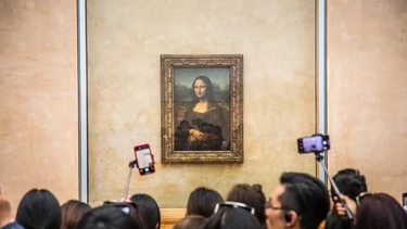 Dos activistas atentaron contra la Mona Lisa en el museo de Louvre de París