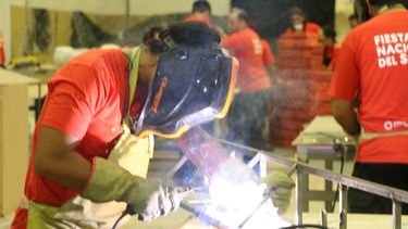 Trabajo contrarreloj para terminar el vestuario minimalista y la utilería de la Fiesta del Sol