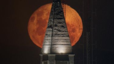 Las mejores fotos de cómo se vio la Luna Rosa en San Juan y en el mundo