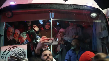 En colectivos, Israel liberó a 90 prisioneros palestinos tras el acuerdo de alto el fuego.