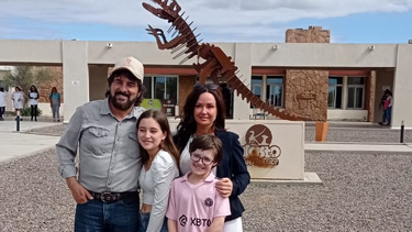 El hijo de William Sill, Billy Sill, llegó a San Juan con su esposa Kelly y sus hijos Noah y Sophia para el homenaje en el Parque Provincial Ischigualasto.