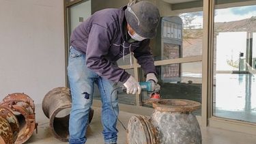 Con trozos de cañerías subterráneas de OSSE, fabricarán la barra del bar Anchipurac