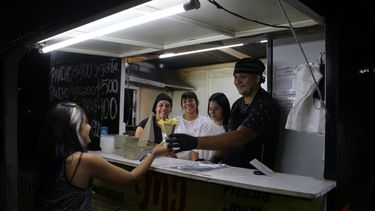 La FNS desde afuera: food trucks, estacionamiento y...choclos