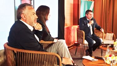 Marcelo Orrego, junto a María Eugenia Vidal y Alfredo Cornejo, en el foro minero.