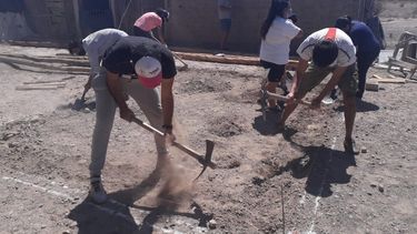 Se ponen la 10: estudiantes de Arquitectura construirán un techo para una abuela que perdió todo