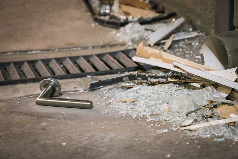 Los vidrios y los picaportes de las casas vecinas estallaron con la explosión.