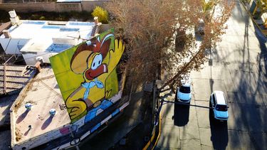 El cartel sigue en lo más alto de Avenida Libertador y Paula Albarracín de Sarmiento. Fotos: Leandro Porcel.