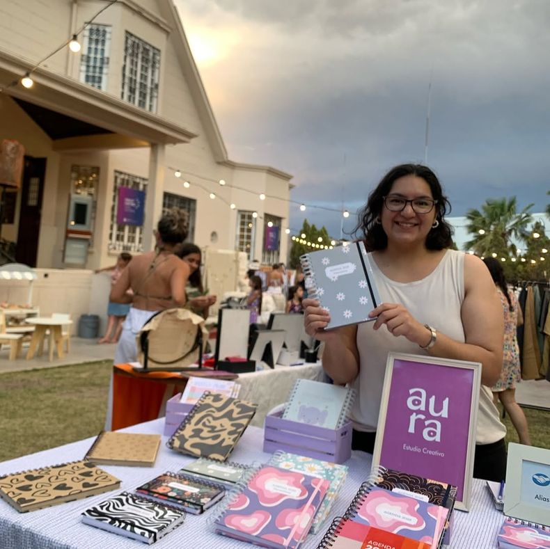 TERCERA PARTE- 🎄Feria Navideña🎄Hola!! Acá les compartimos las ultimas fotos de momentos especiales de la Feria de @latiendadelchalet en el 📍 @chaletcantoni.casacultural 🎉🌟💫Ya casi vamos despidiendo el (2).jpg