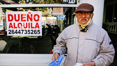 Fue mozo en Freud por 28 años, lo echaron, desalojaron y vendió hasta barbijos para sobrevivir