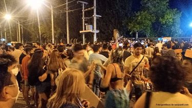 Noche descontrolada en la puerta de una universidad sanjuanina: mucho festejo, cero distancia