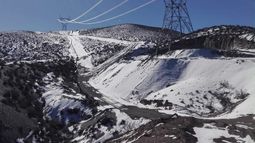 La audiencia pública definirá uno de los debates más sensibles para el futuro minero de San Juan: el acceso y la ampliación de la línea de 500 kV y la infraestructura eléctrica que demandarán los grandes proyectos de cobre. La audiencia pública definirá uno de los debates más sensibles para el futuro minero de San Juan: el acceso y la ampliación de la línea de 500 kV y la infraestructura eléctrica que demandarán los grandes proyectos de cobre.