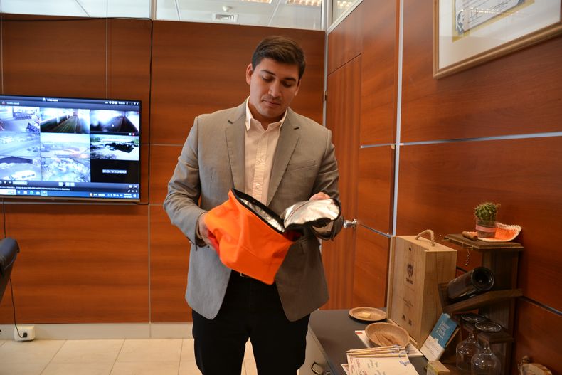 Francisco Guevara muestra todos los elementos que tiene en su oficina producto de los emprendimientos y programas que lleva adelante la Secretaría de Ambiente, como uno de reciclaje de retazos de ropa de montaña.