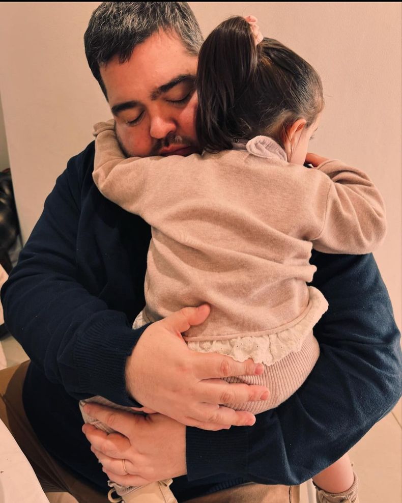 Morocha mía. Mi tiradora de pedos. La más buena y divertida. Bailarina, amante de las galletitas y la pera. Hermana tierna y fiel. Amiguera, risueña, poseedora de muchos dientes. El olor más rico del mundo. Iné.jpg