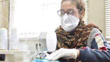 Con ayuda municipal, talleres comunitarios hicieron 22 mil cubrebocas para vecinos de Chimbas