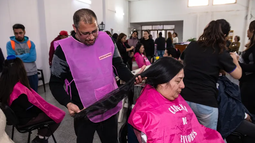 Maxi Zacarías es uno de los más activos trabajadores de San Juan mediante su organización Cadena de Favores, para las pelucas oncológicas. Ahora se busca aliviarles la tarea. Maxi Zacarías es uno de los más activos trabajadores de San Juan mediante su organización Cadena de Favores, para las pelucas oncológicas. Ahora se busca aliviarles la tarea.