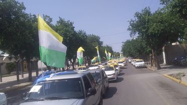 Marea rojinegra y bocinazos de taxistas sanjuaninos contra los truchos