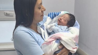 Mariana Carrizo y Theo Valentino Bildoso, el primer bebé del año en San Juan, esperan el alta en Maternidad del Hospital Rawson.