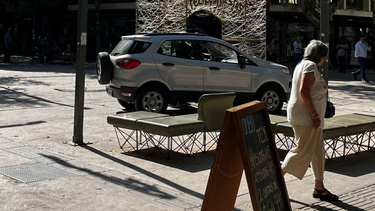 Un hombre se paseó en auto por el medio de la Peatonal