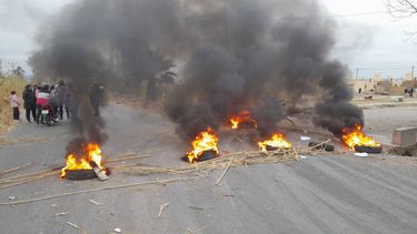 Vecinos del barrio Valle Grande cortaron una calle para reclamar por la falta de agua y desde OSSE salieron a responder. El vandalismo, uno de los motivos.