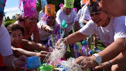 Las murgas llegan a las colonia para alegrar a los más grandes