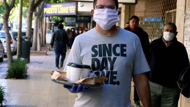 Los cafecitos sanjuaninos tiemblan por el virus, pero no se achican