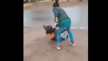La desmayó a las trompadas: otro video de dos alumnas cauceteras peleando