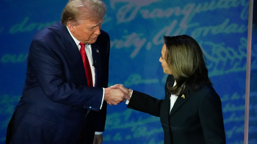 Kamala Harris y Donald Trump se saludan en la antesala del debate previo a las elecciones en Estados Unidos.
